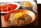 トッポギ、チャプチェ、チヂミ、チゲなど、味自慢の本格韓国料理が食べ放題で選べるのも人気の秘密！