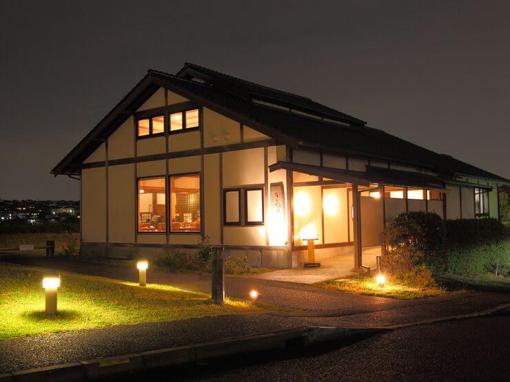 江ノ島の夕日やライトアップの夜景を楽しみながら、特別なひとときを…