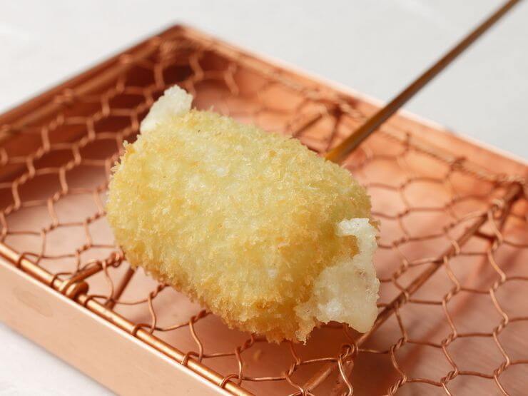 和菓子店に特注した餅で素材を巻いた『おもちとチーズとセロリ』