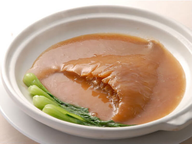大きめサイズのフカヒレを使用した、味わい深い『フカヒレ姿煮込み』