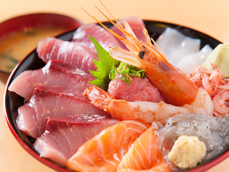 沼津港に水揚げされた旬の魚介8種を贅沢に盛り込んだ『魚河岸丸天丼』