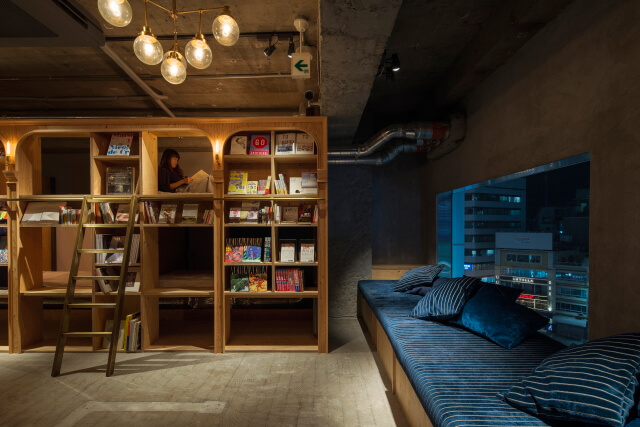 大好きな本に囲まれてまったりと過ごす「BOOK AND BED TOKYO」